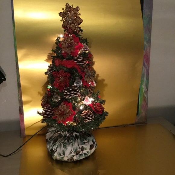 New Handcrafted 22 inch Poinsettia Table top Christmas Tree - Picture 5 of 11